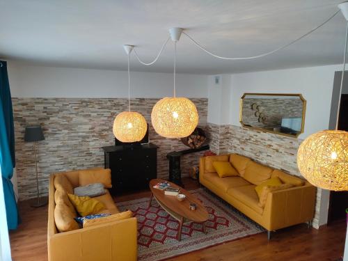 uma sala de estar com dois sofás e duas cadeiras em Appartement Fizu em El Serrat