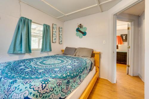 una camera da letto con un letto con un piumone blu e bianco di Cabana Sol Cabin 4 Mi to Garner State Park a Rio Frio