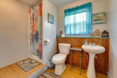 un bagno con un water e un lavandino di Cabana Sol Cabin 4 Mi to Garner State Park a Rio Frio