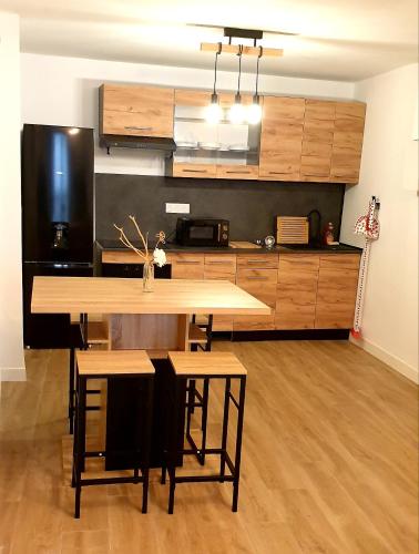 une cuisine avec une table en bois et une salle à manger dans l'établissement Magnifique 2 pieces, à Antibes