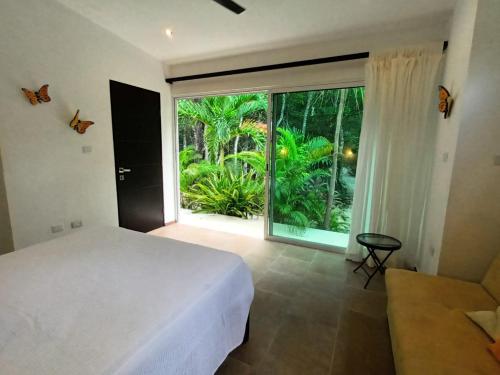 Una cama o camas en una habitación de Viila Ixchel jungle pool