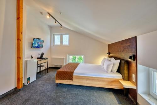 ein Schlafzimmer mit einem Bett und einem Schreibtisch in einem Zimmer in der Unterkunft Sakutski House in Chissarja