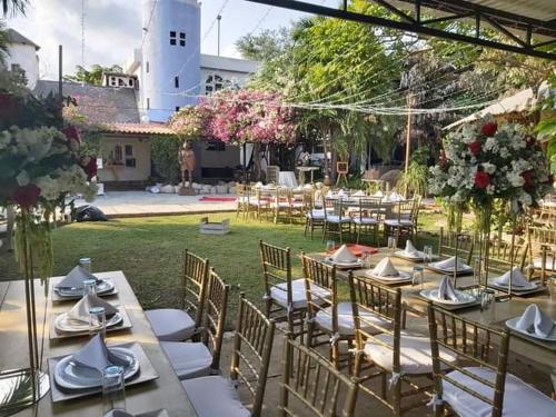 La Orilla的住宿－Parejas，花园里的婚礼餐桌