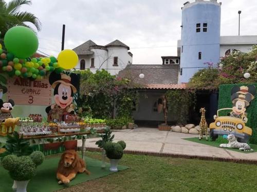 - une fête à l'arrière-cour avec une table avec des animaux et des ballons dans l'établissement Parejas, à La Orilla