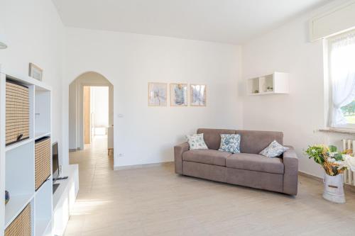 a living room with a couch and a television at GuestHost - La Perla in Lierna