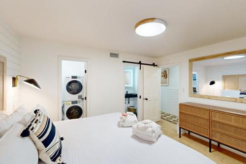 1 dormitorio con cama, lavabo y espejo en 3542 Seascape Villa, en Kiawah Island