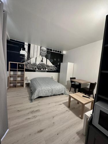 une chambre avec un lit et une table dedans dans l'établissement 01 Studio Immeuble Le GD, à Jarny