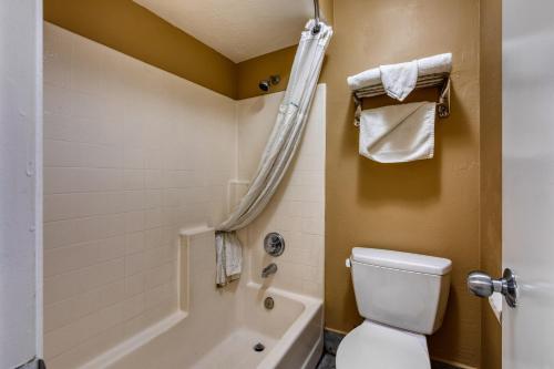a bathroom with a tub and a toilet and a sink at Super 8 by Wyndham Payson in Payson