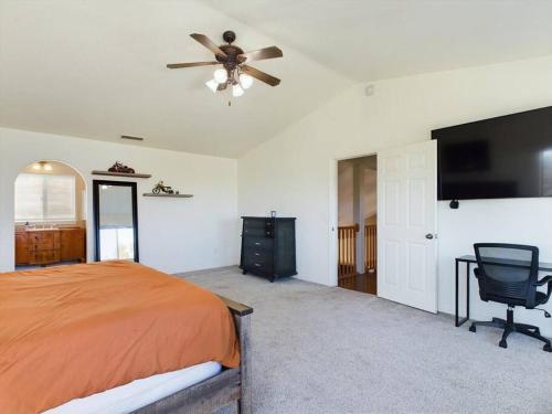 um quarto com uma cama e uma ventoinha de tecto em Cozy Casa - Wine Country Family Retreat em Paso Robles