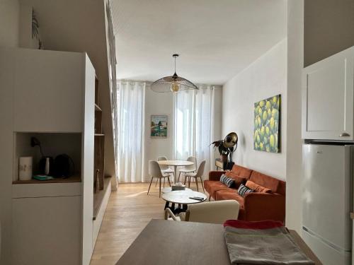 un salon avec un canapé et une table dans l'établissement La Collégiale, à LʼIsle-sur-la-Sorgue