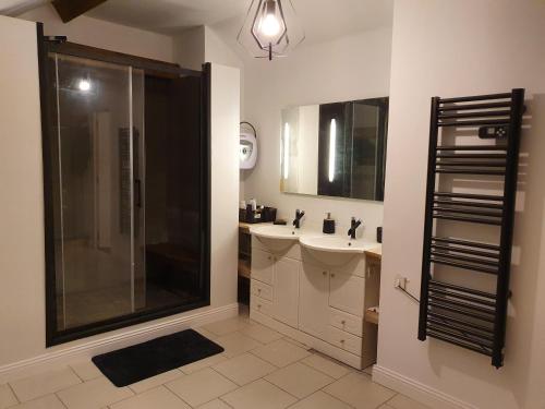 une salle de bain avec douche et lavabo dans l'établissement Maison de campagne, à Amponville