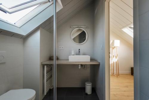 a bathroom with a sink and a skylight at Refuge de Baden - cadre idyllique 6 pers in Larmor-Baden