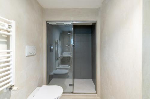 a bathroom with two toilets and a shower at La Casèdde in Cisternino