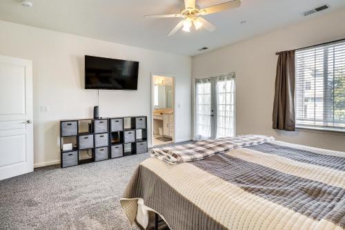 Schlafzimmer mit einem Bett und einem Deckenventilator in der Unterkunft Sparks Home with Lake Access, 5 Mi to Downtown Reno! in Sparks