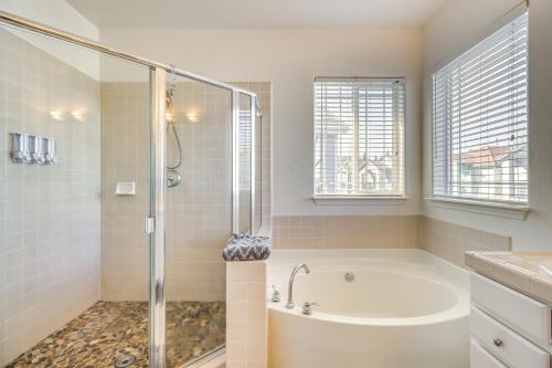 Das Bad ist mit einer Badewanne und einer Glasdusche ausgestattet. in der Unterkunft Sparks Home with Lake Access, 5 Mi to Downtown Reno! in Sparks