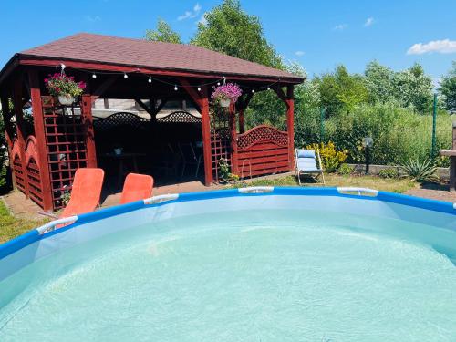 basen w ogrodzie z altaną w obiekcie Złote Piaski w mieście Darłowo