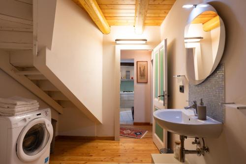 ein Badezimmer mit einer Waschmaschine und einem Waschbecken in der Unterkunft Dal Picasass House in Madonna del Sasso