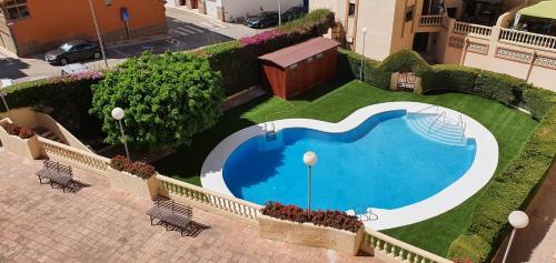 uma vista superior de uma piscina num quintal em Complejo Vallsun em Estepona