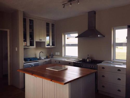 una cucina con piano di lavoro in legno di Rusenvrede Self Catering a Cape St Francis