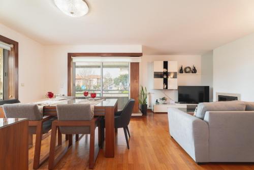 a dining room and living room with a table and chairs at Apartment Qian Rio Douro porto in Porto