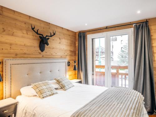 1 dormitorio con 1 cama con cuernos en la pared en Appartement Les Deux Alpes, 4 pièces, 10 personnes - FR-1-546-49, en Les Deux Alpes