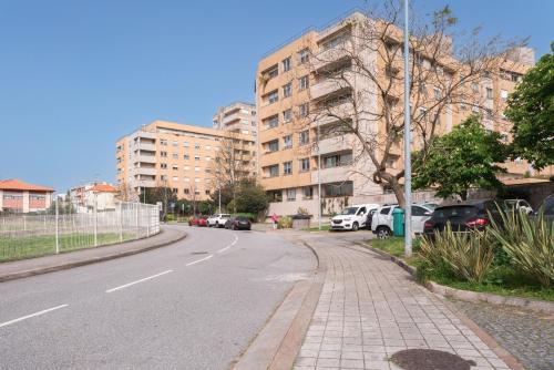 an empty street with cars parked on the side of a building at Apartment Qian Rio Douro 2BR Free Parking in Porto