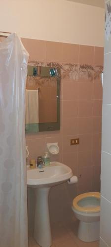 ein Bad mit einem Waschbecken und einem WC in der Unterkunft La Grotta di San Michele in Montevettolini