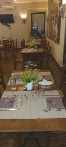 a table with glasses and plants on top of it at "FUERTE " Affittacamere in Montevettolini