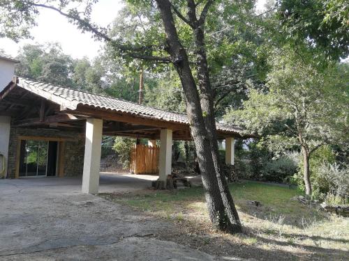 DeauxにあるL'Atelier en Cévennes - Logement 55m2の木の植えられた公園内の館