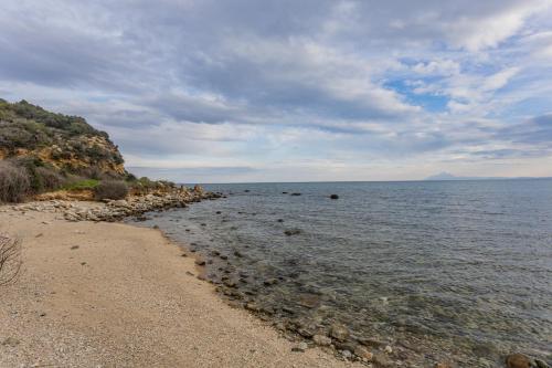 RENT HOUSE BEACH MIRTOFITO 8 km FROM PERAMOS