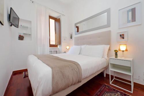 ローマにあるterry's houseの白いベッドルーム(白いベッド1台、テレビ付)
