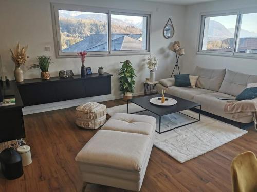 un salon avec un canapé et une table dans l'établissement Biard, à Charvonnex