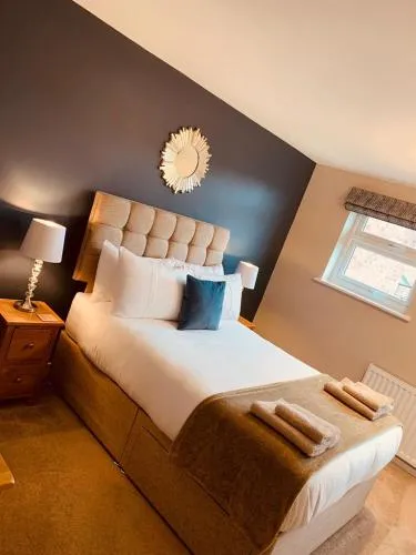2 bedroom house walking distance to city centre WITH FREE PARKING photo 1