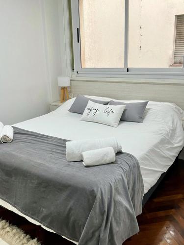 1 cama blanca grande con 2 almohadas en Buenos Aires Apartamento ADDA en Buenos Aires