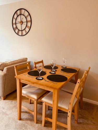 2 bedroom house walking distance to city centre WITH FREE PARKING photo 9
