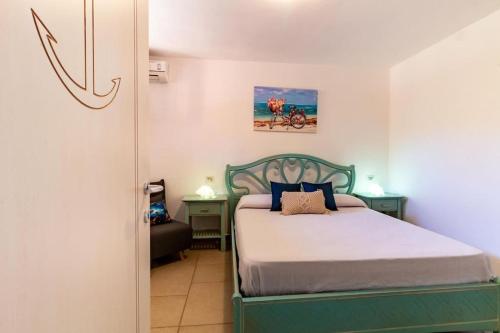 a bedroom with a bed and two nightstands and a bed sidx sidx sidx at Vacanza in ambiente esclusivo. in Simius