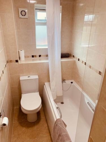 2 bedroom house walking distance to city centre WITH FREE PARKING photo 8