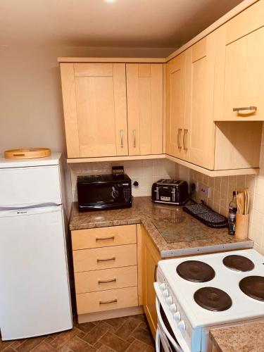 2 bedroom house walking distance to city centre WITH FREE PARKING photo 15