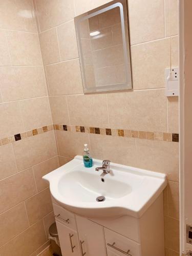 2 bedroom house walking distance to city centre WITH FREE PARKING photo 14