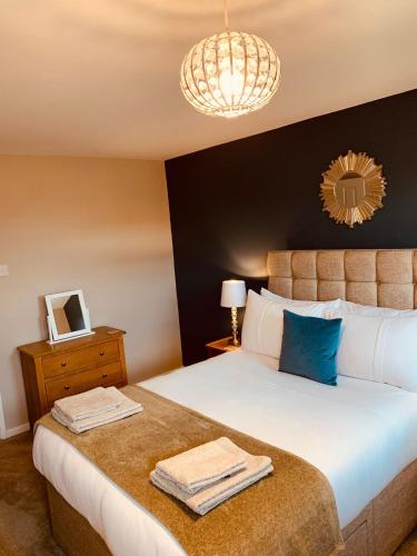 - une chambre avec un grand lit et des oreillers bleus dans l'établissement 2 bedroom house walking distance to city centre WITH FREE PARKING, à York