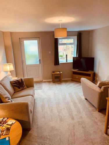 2 bedroom house walking distance to city centre WITH FREE PARKING photo 12