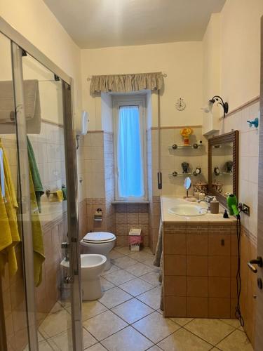 Casa Vacanze La Stazione في براتشيانو: حمام مع مرحاض ومغسلة ودش