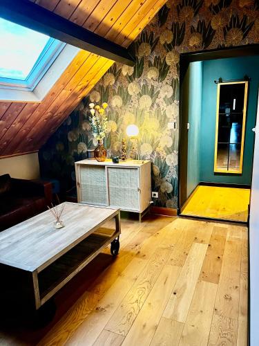 une pièce avec un lit et une table dedans dans l'établissement Chambre spacieuse Like&love de Marine, à Duclair