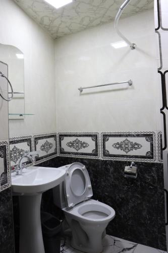 een badkamer met een toilet en een wastafel bij Lucy B&B in Garni