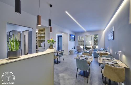 a restaurant with tables and chairs in a room at FORESTERIA GUESTHOUSE CA' DEI BACHITT in Lierna