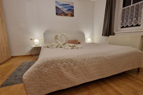 una camera da letto con un letto con un arco sopra di Fewo Mima a Oberweissburg
