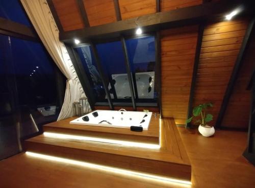 a bath tub in a room with a window at Ávora Cabana in Cambara do Sul