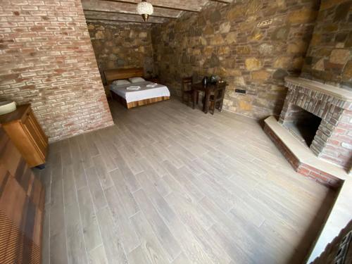 Cette chambre comprend un lit et une cheminée. dans l'établissement Deniz butik otel, à Sirince