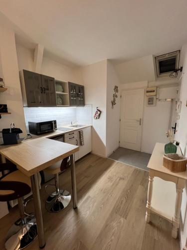 - une cuisine avec une table en bois et un comptoir dans l'établissement Sweet Saint-Pierre, à Saint-Germain-en-Laye