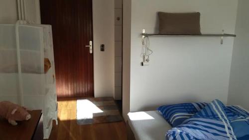 1 dormitorio con 1 cama con sábanas azules y blancas en Monteurshaus Kalenberg ein Bett Zimmer, en Mechernich